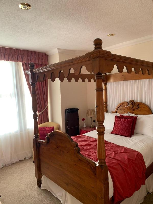 Superior Four-Poster Double Room image 3