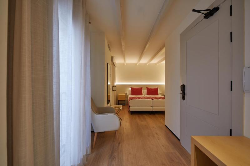 Double Room image 3