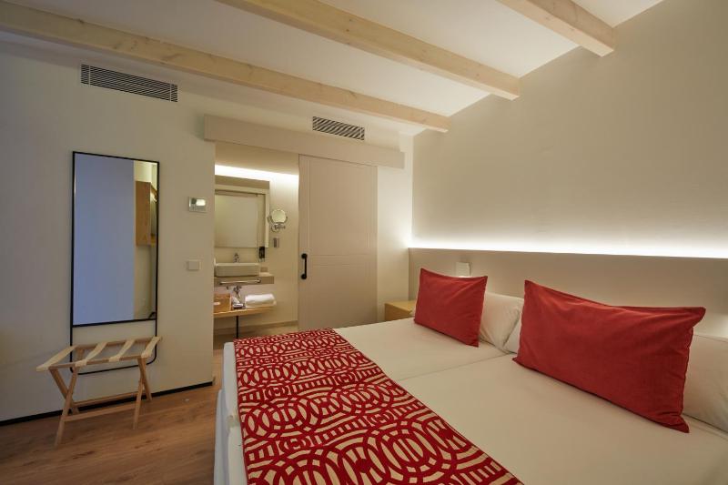 Double Room image 4