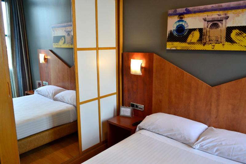 Standard Single Room image 3