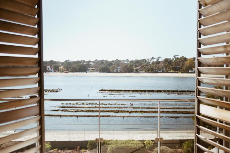 Seren with lake view image 1