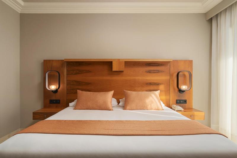 Deluxe Double Room image 3