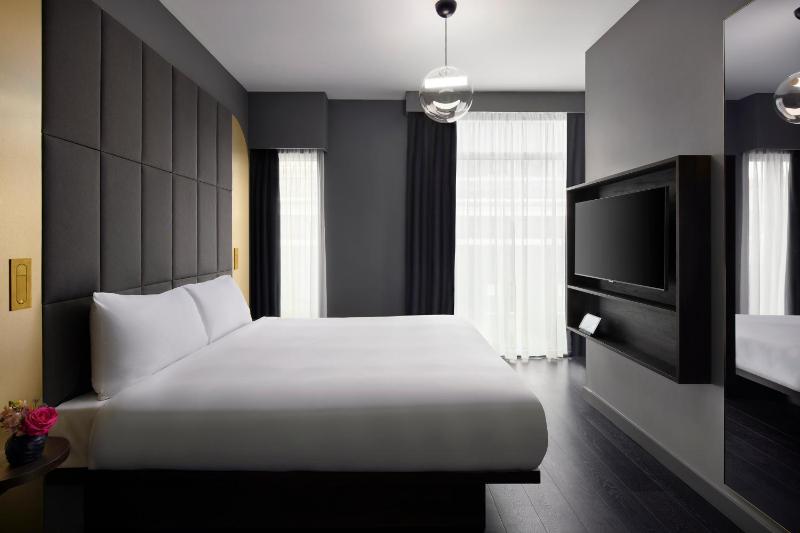 Deluxe Double Room image 3