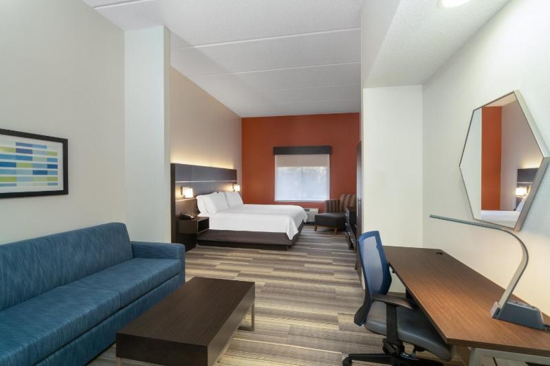 King Suite - Non-Smoking image 4