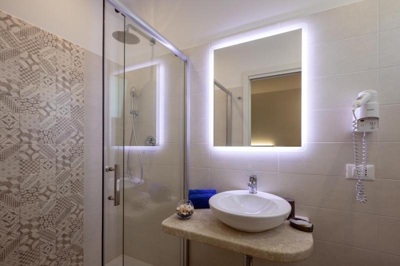 Sirius Luxury Rooms - image 12
