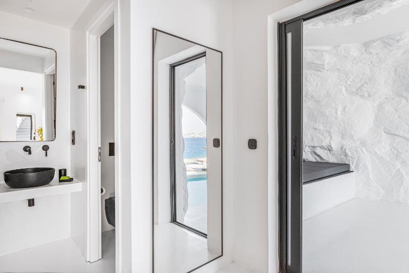 Deluxe Double Room with Private Cave Pool  image 4