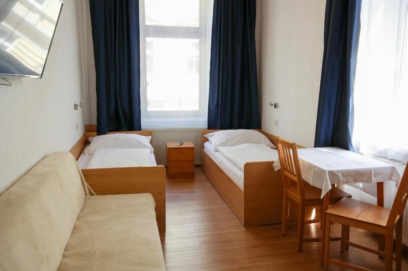Twin Room with Shared Toilet image 3