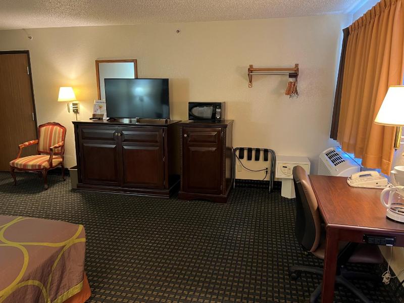 King Room - Non-Smoking image 2