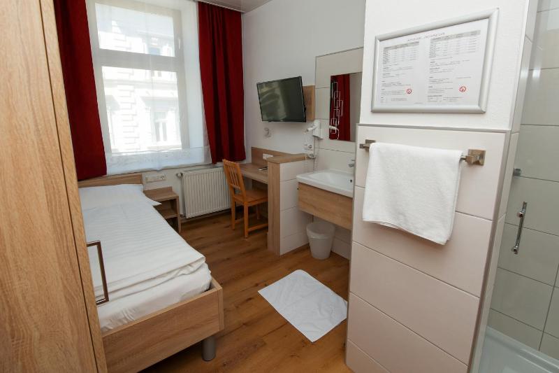 Single Room with Shared Toilet image 2