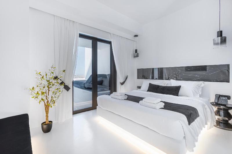 Deluxe Double Room with sea view and private pool image 4