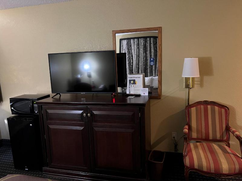 Queen Room - Disability Access - Non-Smoking image 2