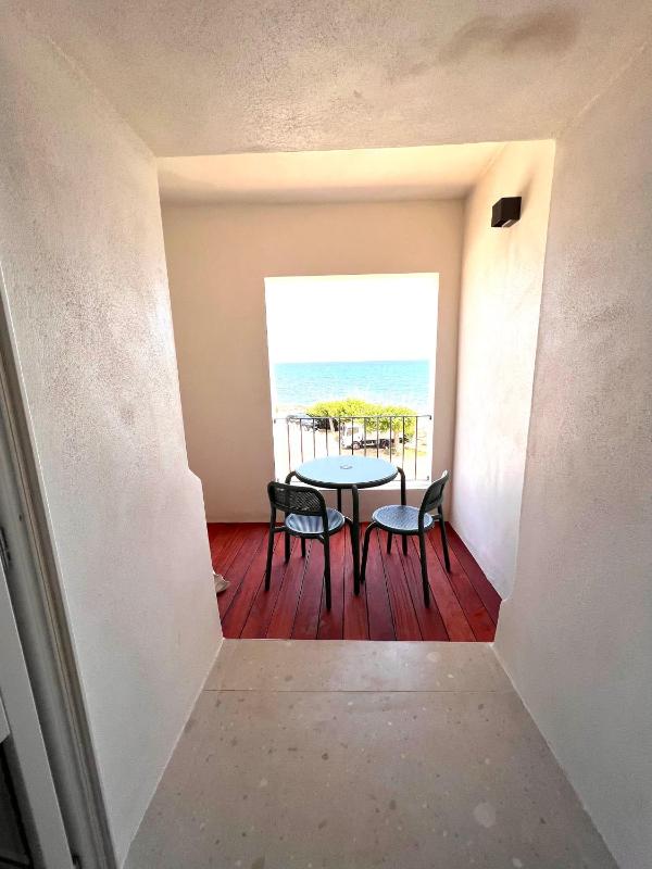 Double Room with Balcony and Sea View image 3