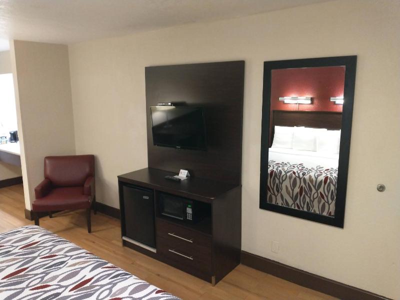 Deluxe King Room Disability Access Non-Smoking image 3