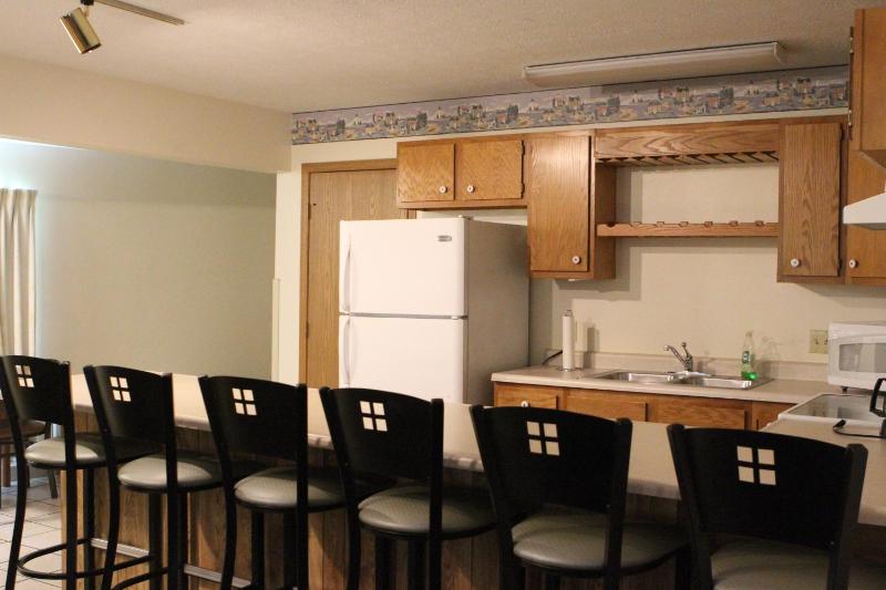 Deluxe Three-Bedroom Apartment image 3