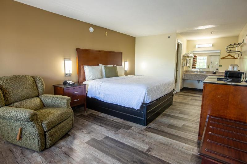 Non Smoking Deluxe King Room image 1