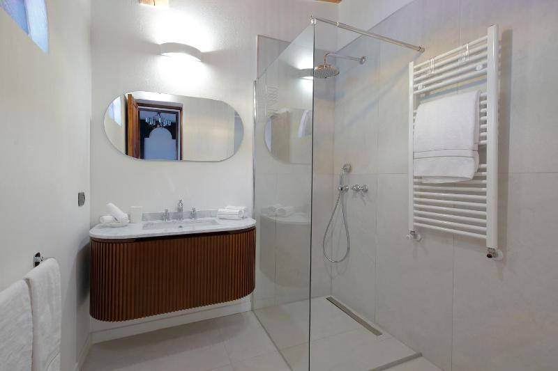 One-Bedroom Apartment with Garden View image 2
