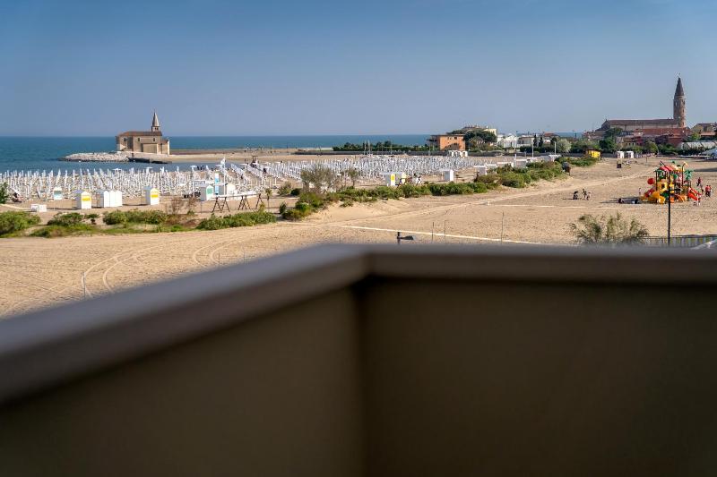 Double Room with Balcony and Sea View image 1