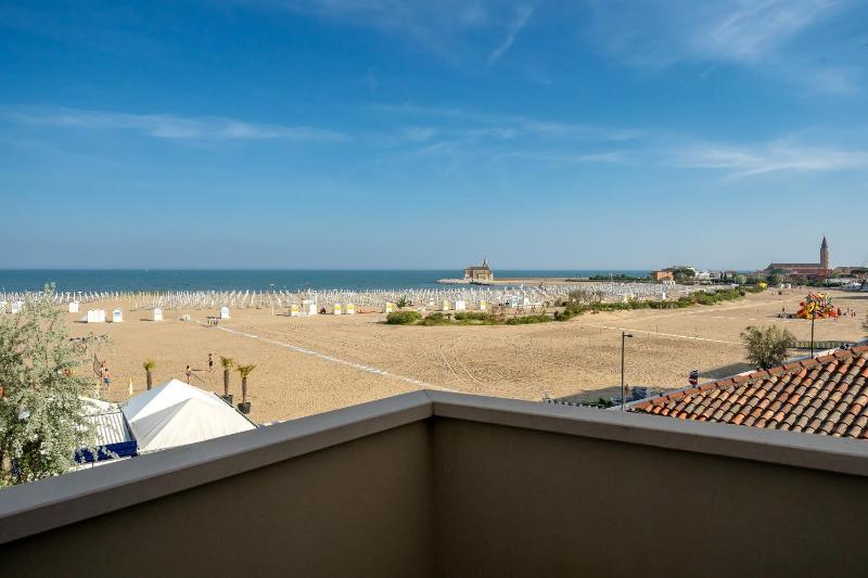 Triple Room with Balcony and Sea View image 2