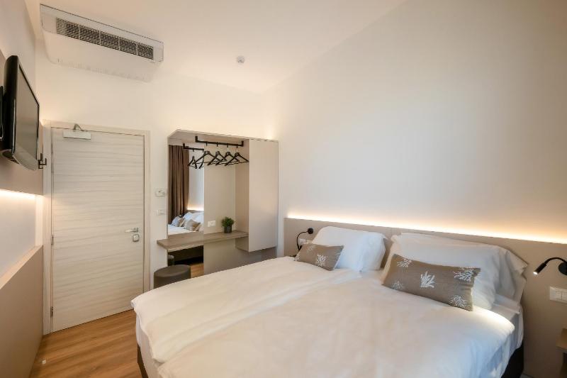 Double Room with Balcony image 3