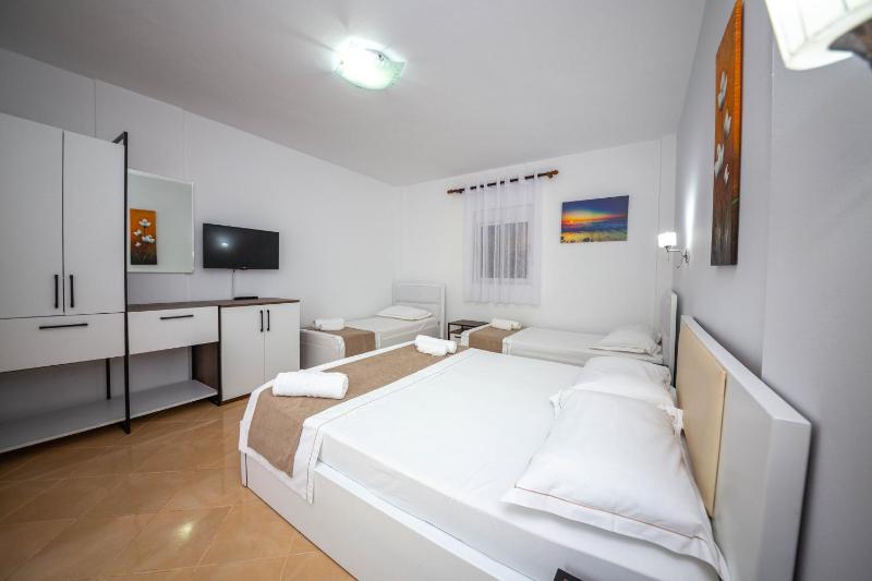 Quadruple Room with Balcony image 3