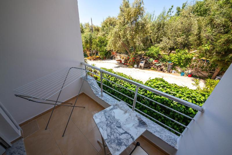 Triple Room with Balcony image 4