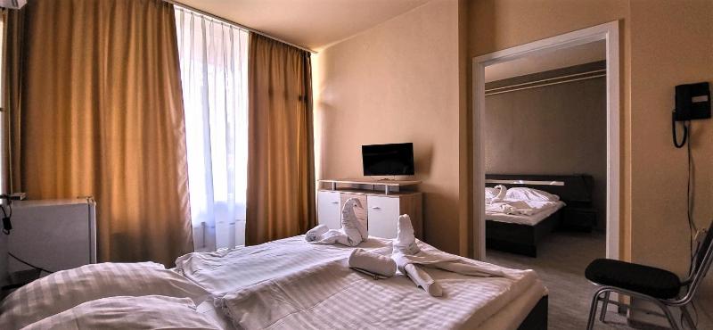 Quadruple Room image 3