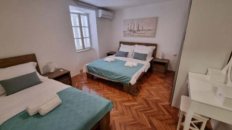 Old Town House with parking & game room - image 23