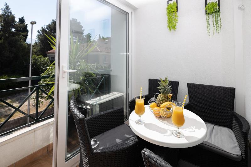 One-Bedroom Apartment image 2