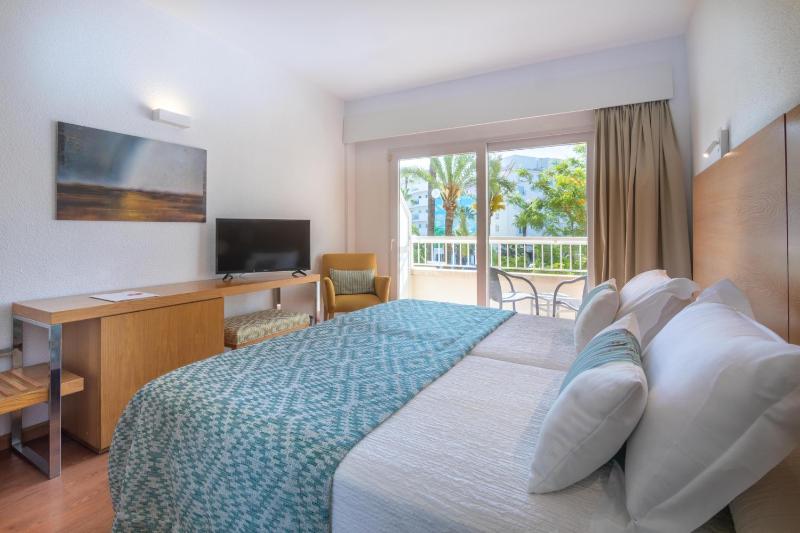 Double Room with Balcony image 3