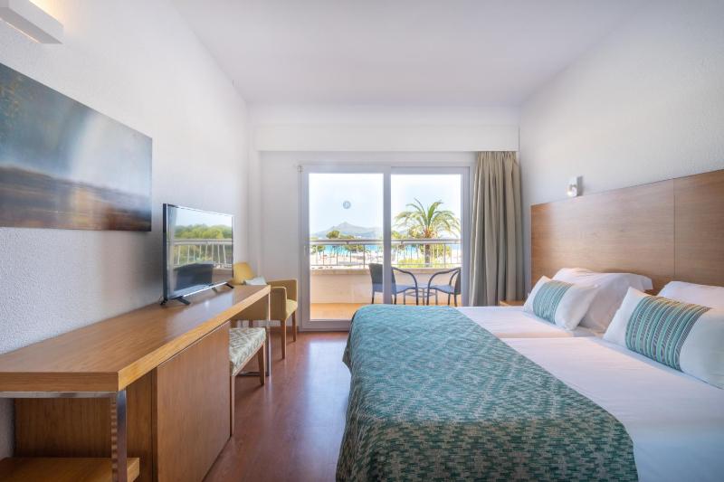 Double Room with Balcony - High Floor image 3