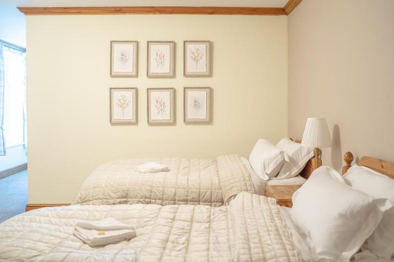 Twin Room image 2