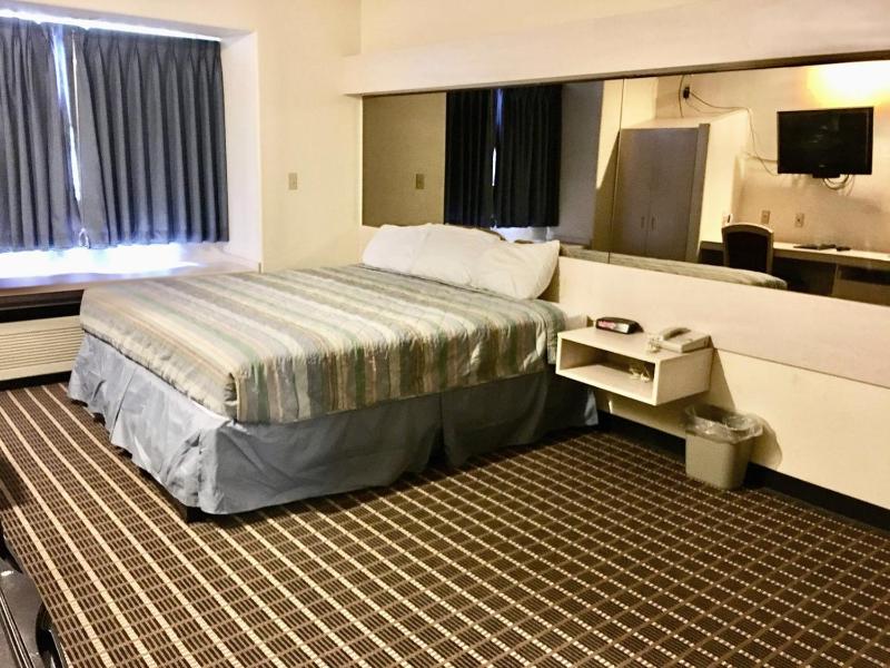 Standard King Room image 3