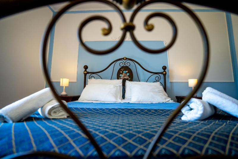 Deluxe Room image 2