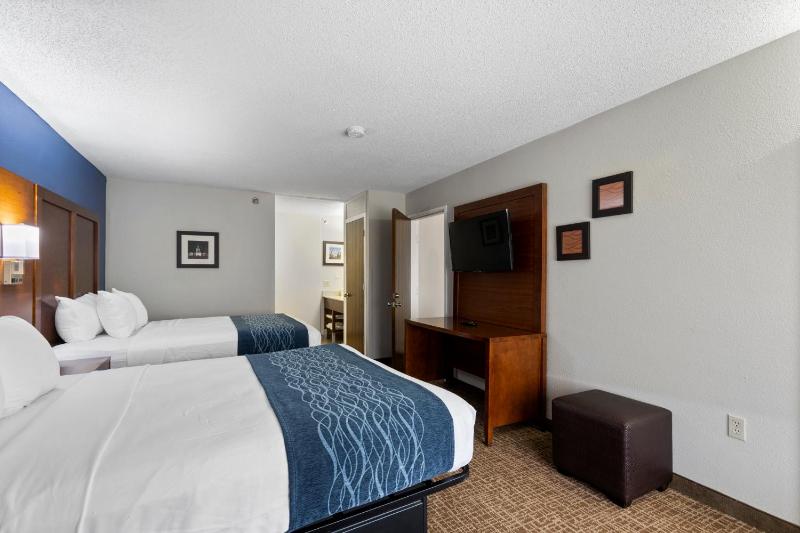 Queen Room with Two Queen Beds - Non-Smoking image 4