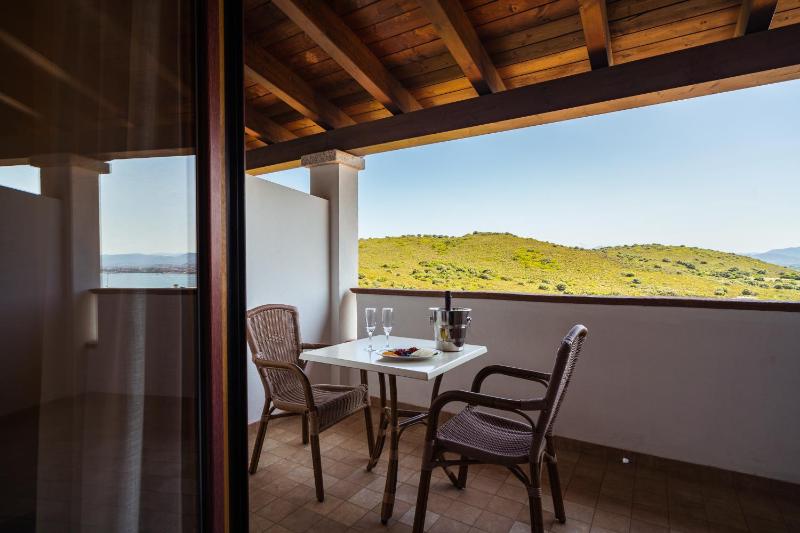 Deluxe Double Room with Balcony image 1