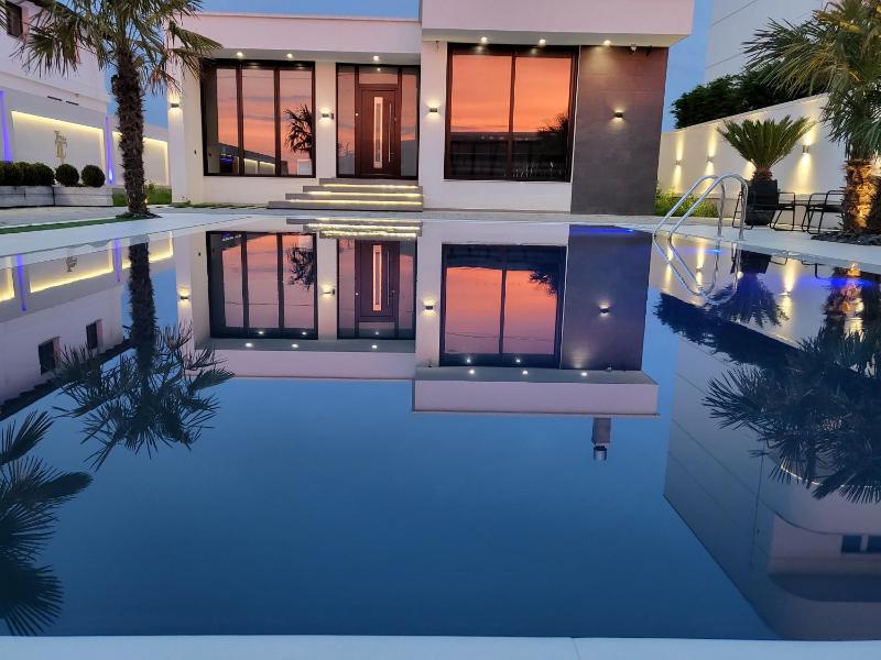 LT Luxury Villa - image 13