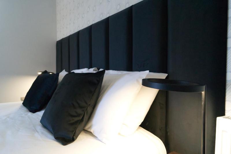 Deluxe King Room image 1
