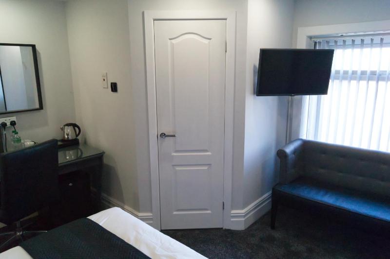Deluxe King Room image 2