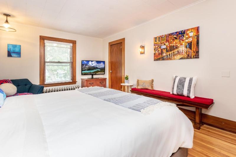 Deluxe King Suite image 3