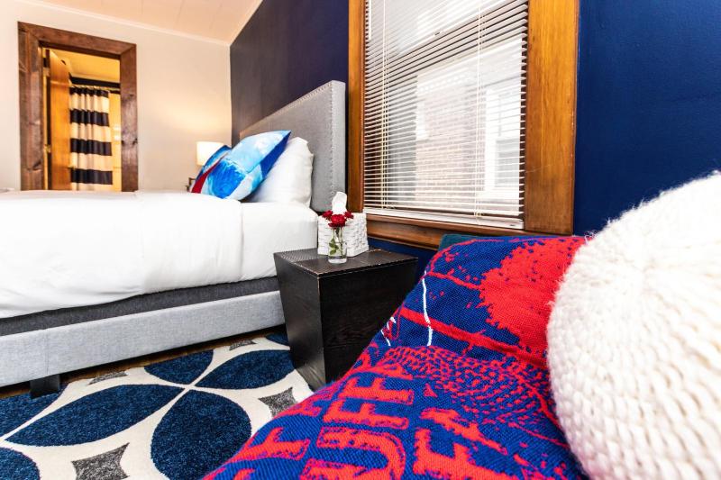 Deluxe King Suite image 4