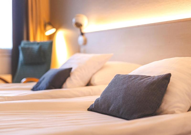 Standard Twin, Lake View with Balcony image 3