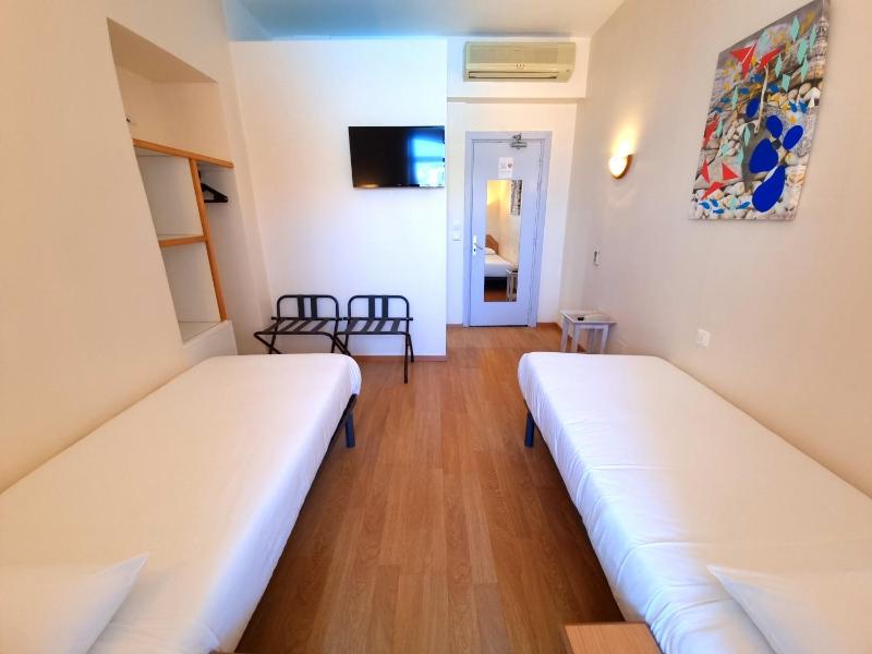 Standard Twin Room image 4