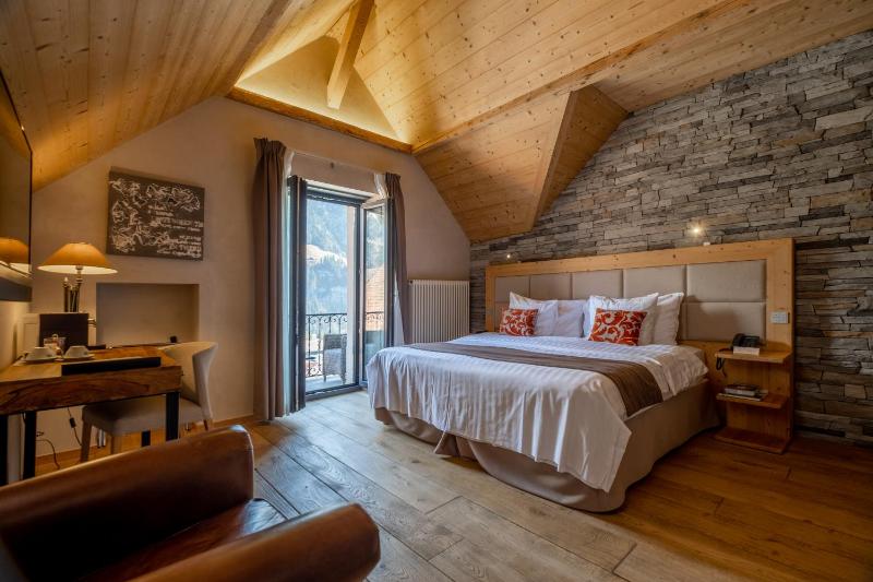 Deluxe Room with Balcony and Mountain View image 1