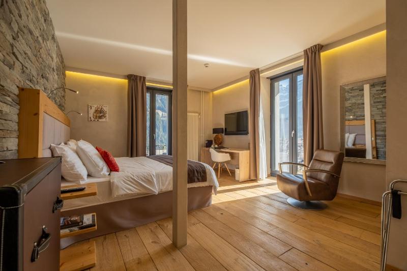 Deluxe Room with Balcony and Mountain View image 3