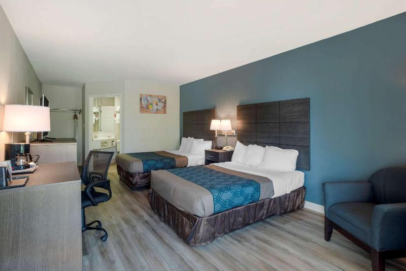 Queen Room with Two Queen Beds image 3