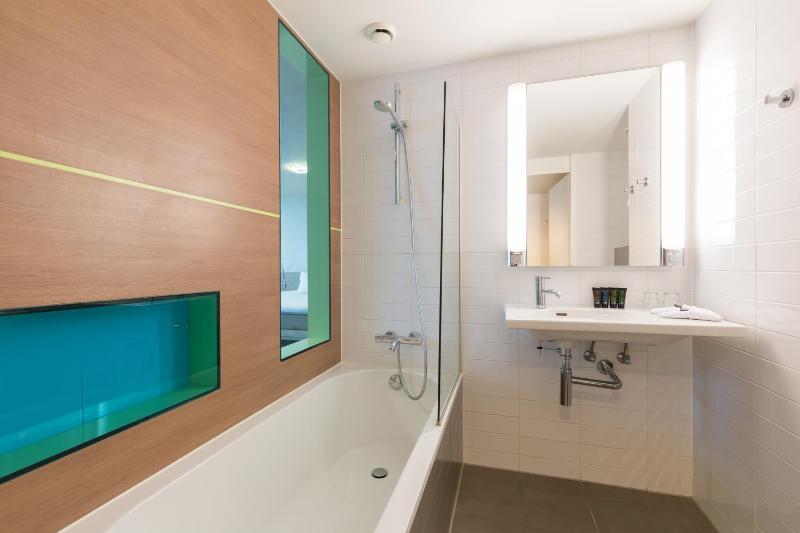 Deluxe Double Room with Sea View image 3