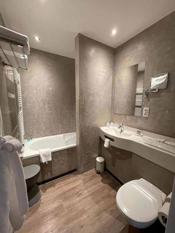 Basic Double Room image 4