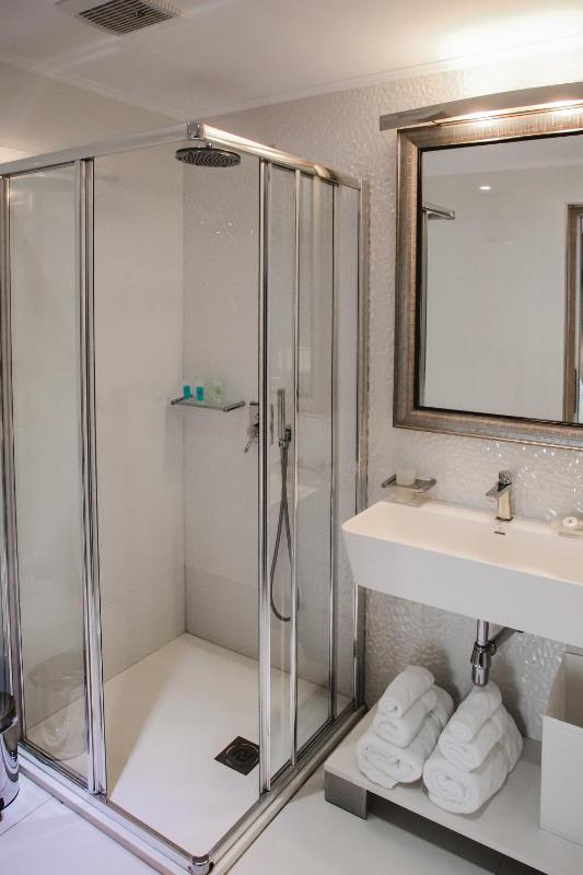 Standard Double Room with Side Sea View image 3