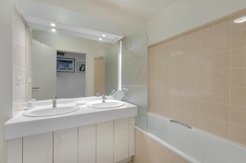 LES JARDINS DE L'OLYMPE - Appartement lumineux de 137m2 - image 14