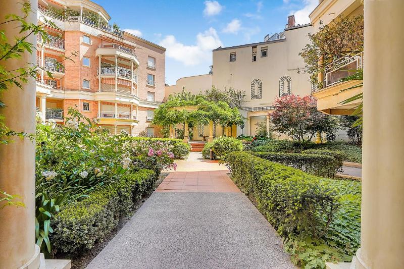 LES JARDINS DE L'OLYMPE - Appartement lumineux de 137m2 - image 18